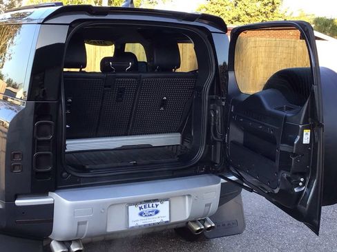 Used 2023 Land Rover Defender 90 SE image 9