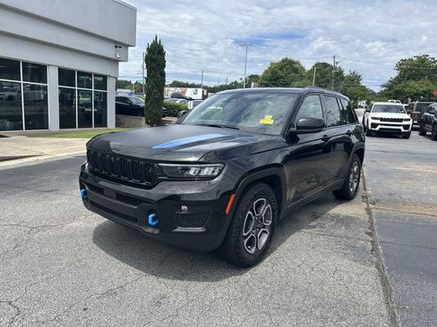 Used 2022 Jeep Grand Cherokee Trailhawk w/ Advanced Protech Group II AWD/4WD image 5