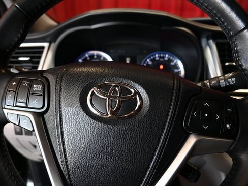 Used 2015 Toyota Highlander XLE image 28