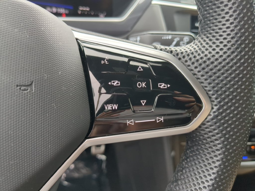 Certified 2023 Volkswagen Tiguan SE R-Line FWD image 28