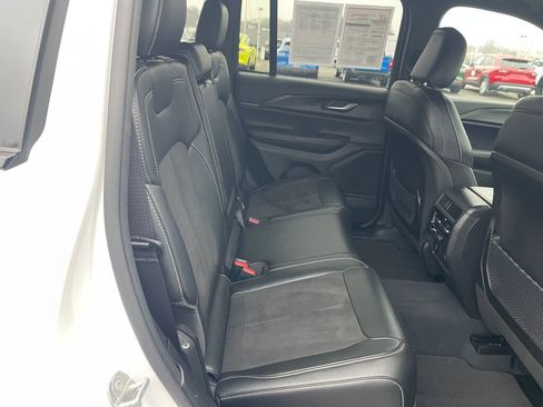 Used 2023 Jeep Grand Cherokee Altitude image 20