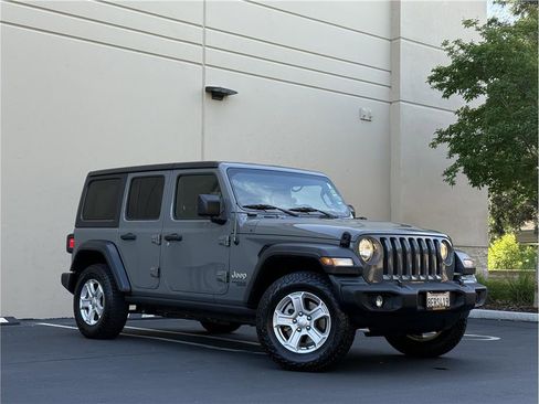 Used 2018 Jeep Wrangler Unlimited Sport S AWD/4WD image 25