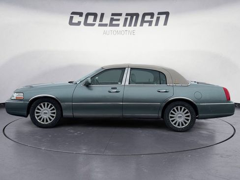 Used 2005 Lincoln Town Car Signature image 2