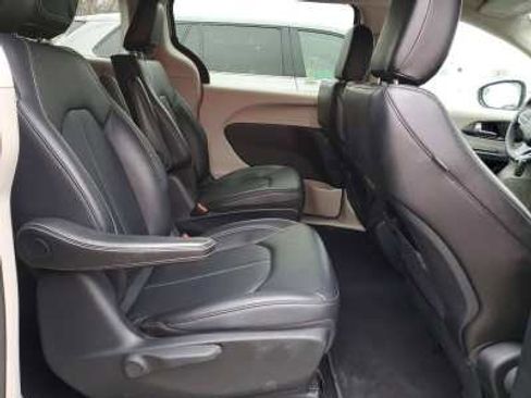 Used 2024 Chrysler Pacifica Limited FWD image 9