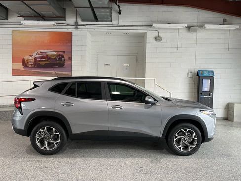 Used 2026 Chevrolet Trax LT FWD image 11