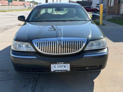Used 2003 Lincoln Town Car Signature RWD image 2