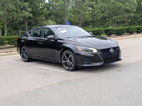 Used 2024 Nissan Altima 2.5 SR w/ SR Premium Package FWD image 2