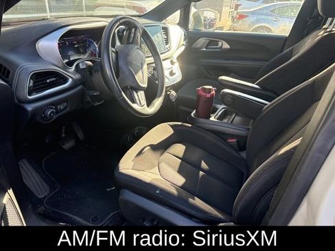 Used 2021 Chrysler Pacifica Touring w/ Uconnect Theater Family Group image 10