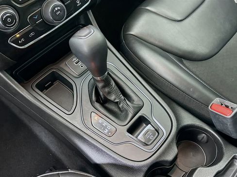 Used 2020 Jeep Cherokee Latitude Plus image 16