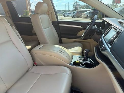 Used 2017 Toyota Highlander XLE image 18