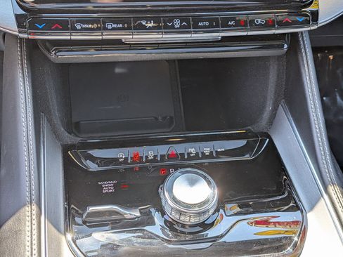 Certified 2024 Jeep Wagoneer L Series II AWD/4WD image 23