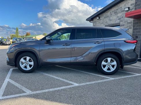 Used 2021 Toyota Highlander LE image 8