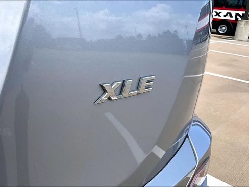 Used 2018 Toyota RAV4 XLE FWD image 10