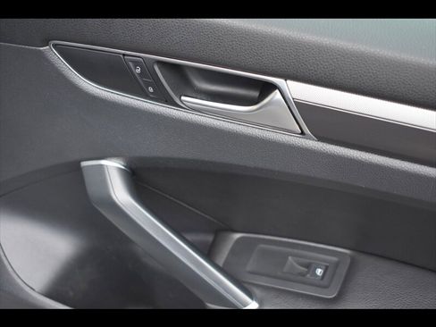 Used 2018 Volkswagen Passat 2.0T R-Line image 35