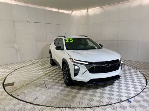 Used 2025 Chevrolet Trax RS FWD image 1