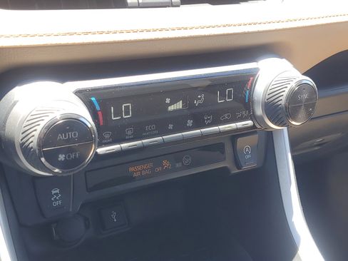 Used 2022 Toyota RAV4 XLE w/ Convenience Package FWD image 29