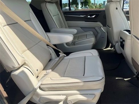 Used 2022 GMC Yukon XL Denali image 11