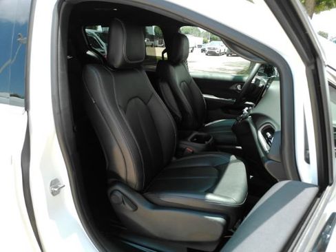 Used 2026 Chrysler Pacifica Select FWD image 20