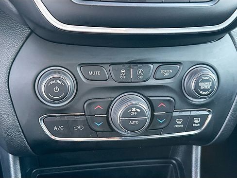 Used 2021 Jeep Cherokee Latitude Lux w/ Comfort/Convenience Group AWD/4WD image 16