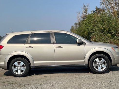 Used 2009 Dodge Journey SXT w/ Flexible Seating Group image 3
