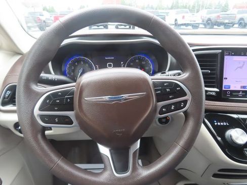 Used 2021 Chrysler Pacifica Touring AWD/4WD image 32