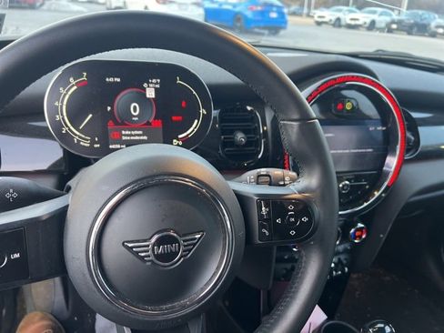 Used 2022 MINI Cooper 4-Door Hardtop image 11