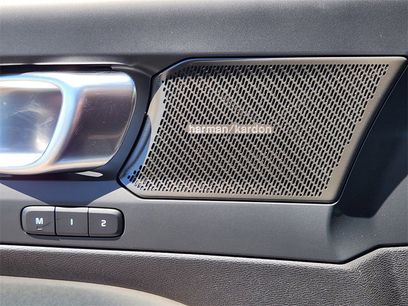 New 2025 Volvo XC40 B5 Ultra w/ Climate Package