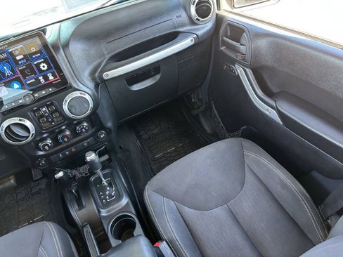 Used 2016 Jeep Wrangler Unlimited Rubicon w/ Connectivity Group AWD/4WD image 17