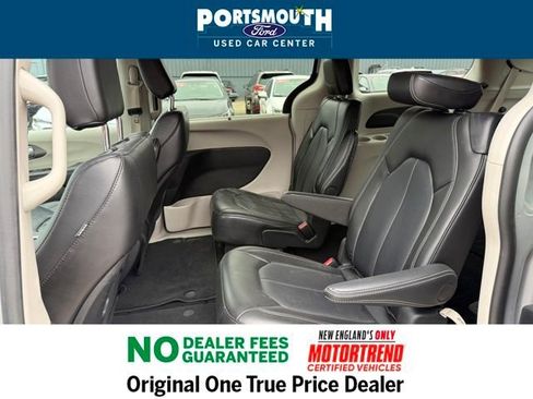 Used 2024 Chrysler Pacifica Touring-L image 5