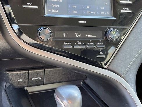 Used 2020 Toyota Camry SE image 29