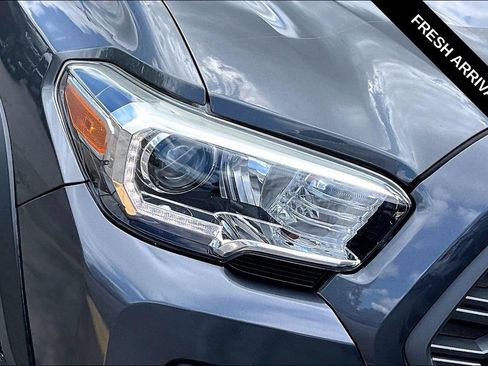 Used 2020 Toyota Tacoma TRD Off-Road AWD/4WD image 32