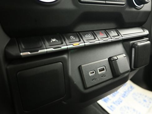 Used 2022 Chevrolet Silverado 1500 Custom image 18