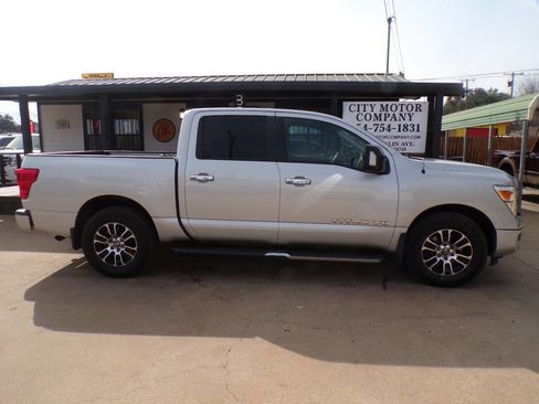 Used 2020 Nissan Titan SV w/ SV Convenience Package image 1