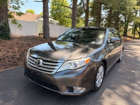 Used 2011 Toyota Avalon Limited image 2