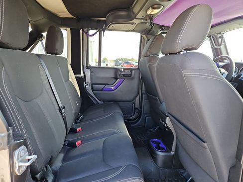 Used 2016 Jeep Wrangler Unlimited Sahara w/ Connectivity Group AWD/4WD image 18