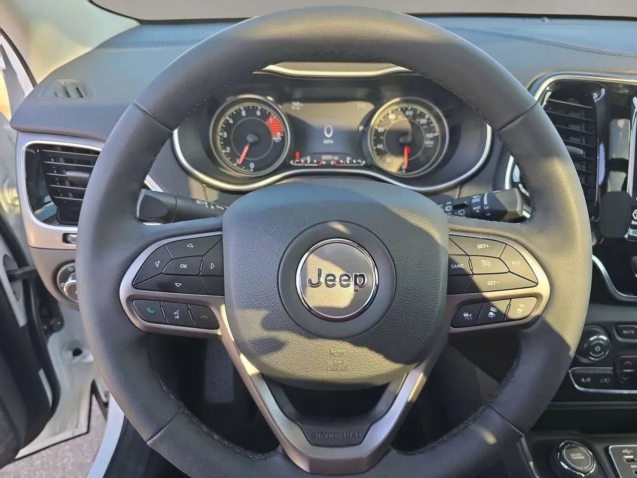 Used 2022 Jeep Cherokee Limited AWD/4WD image 15