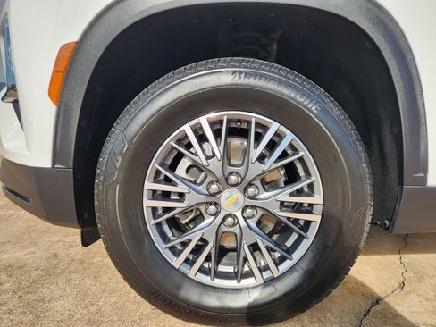Certified 2025 Chevrolet Traverse LT FWD image 11