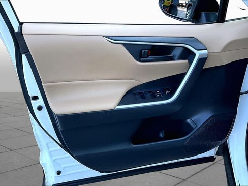 Used 2019 Toyota RAV4 LE w/ Carpet Mat Package AWD/4WD image 20