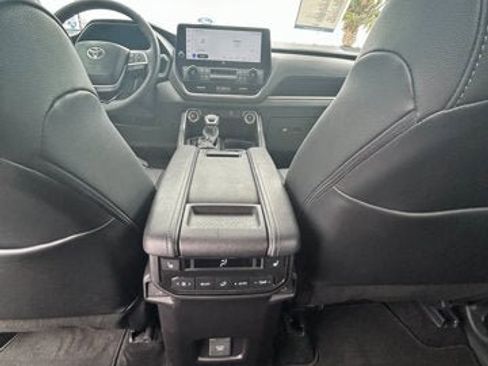 Used 2025 Toyota Grand Highlander Base image 9