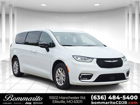 Used 2025 Chrysler Pacifica Select FWD image 1