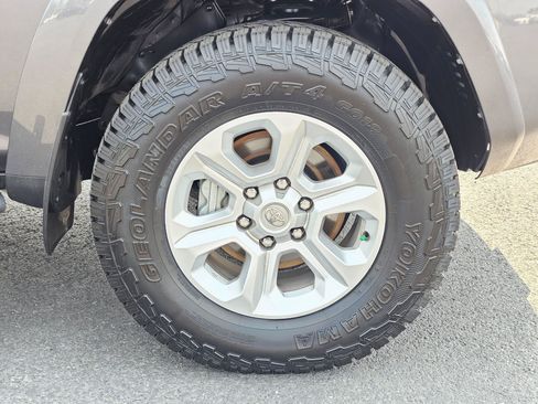 Used 2022 Toyota 4Runner SR5 Premium w/ Moonroof Package AWD/4WD image 9