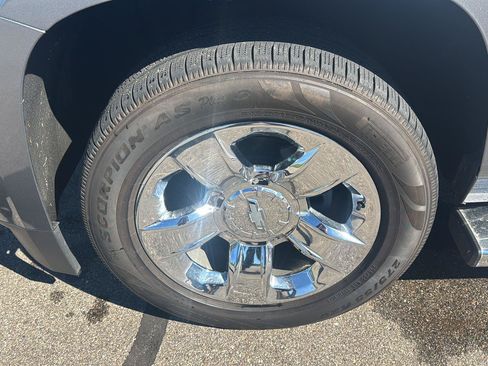 Used 2018 Chevrolet Tahoe LT w/ LT Signature Package AWD/4WD image 9