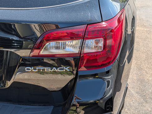 Used 2018 Subaru Outback 2.5i Limited AWD/4WD image 17