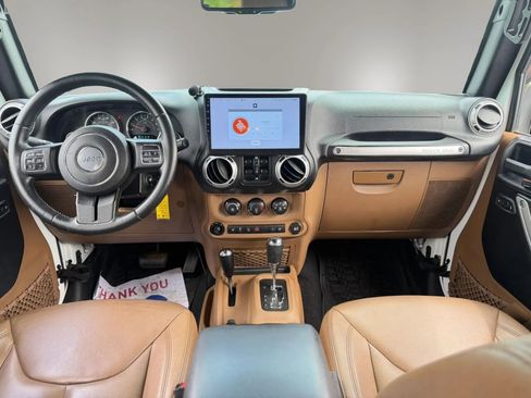 Used 2015 Jeep Wrangler Unlimited Rubicon w/ Connectivity Group AWD/4WD image 11