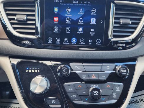 Used 2017 Chrysler Pacifica Touring FWD image 17