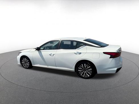 Used 2025 Nissan Altima 2.5 SV FWD image 9