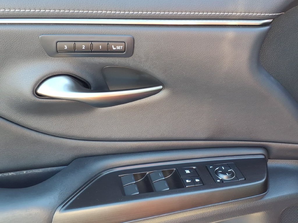 Used 2019 Lexus ES 350 w/ Premium Package FWD image 4
