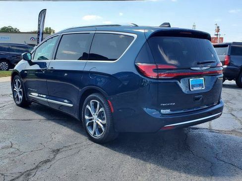 Used 2025 Chrysler Pacifica Pinnacle FWD image 5
