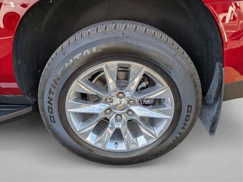 Used 2025 Chevrolet Suburban Premier image 3