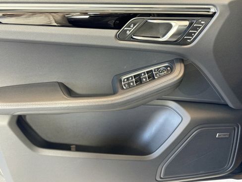 Certified 2025 Porsche Macan AWD/4WD image 11